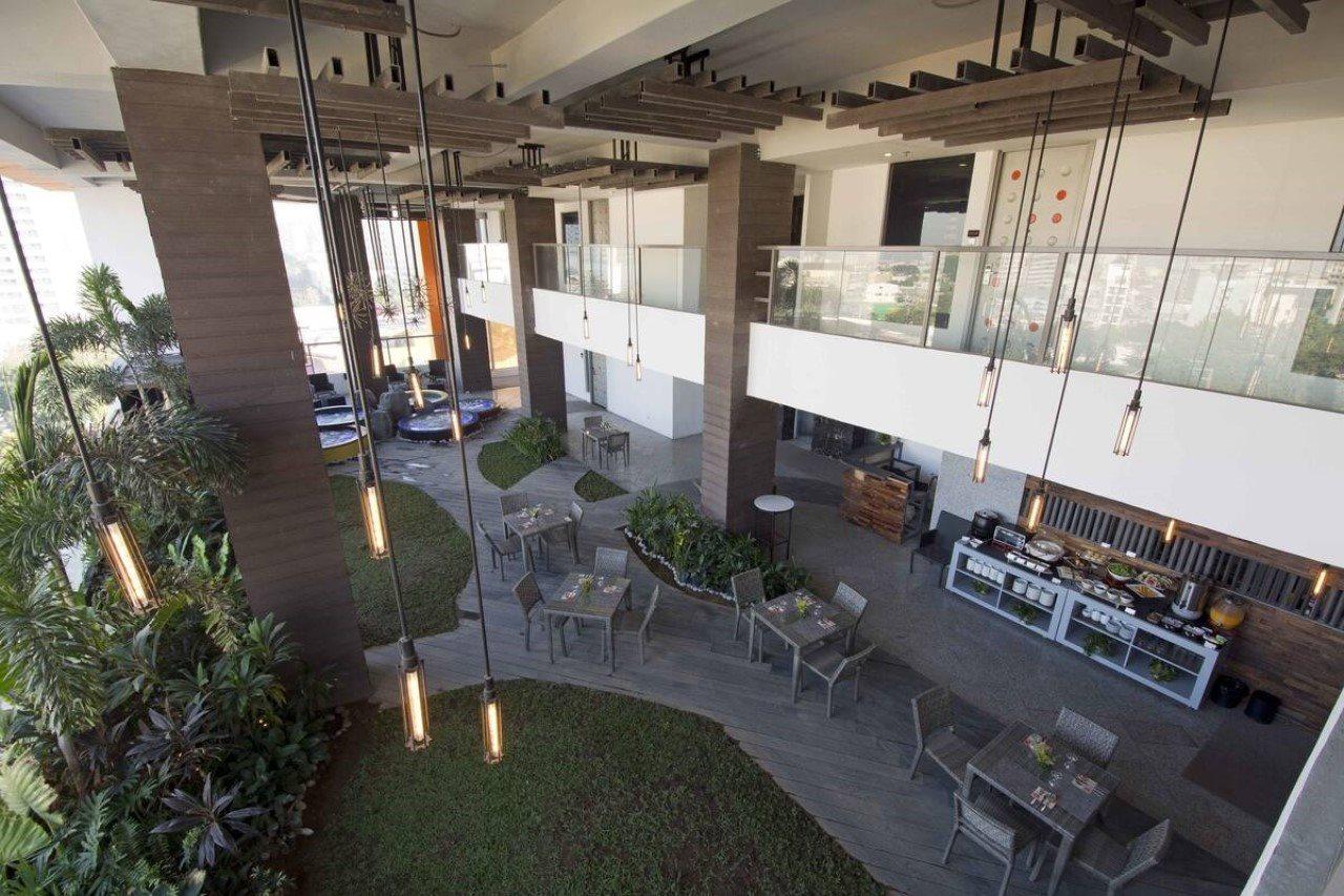 Hive Hotel Quezon City Exterior foto