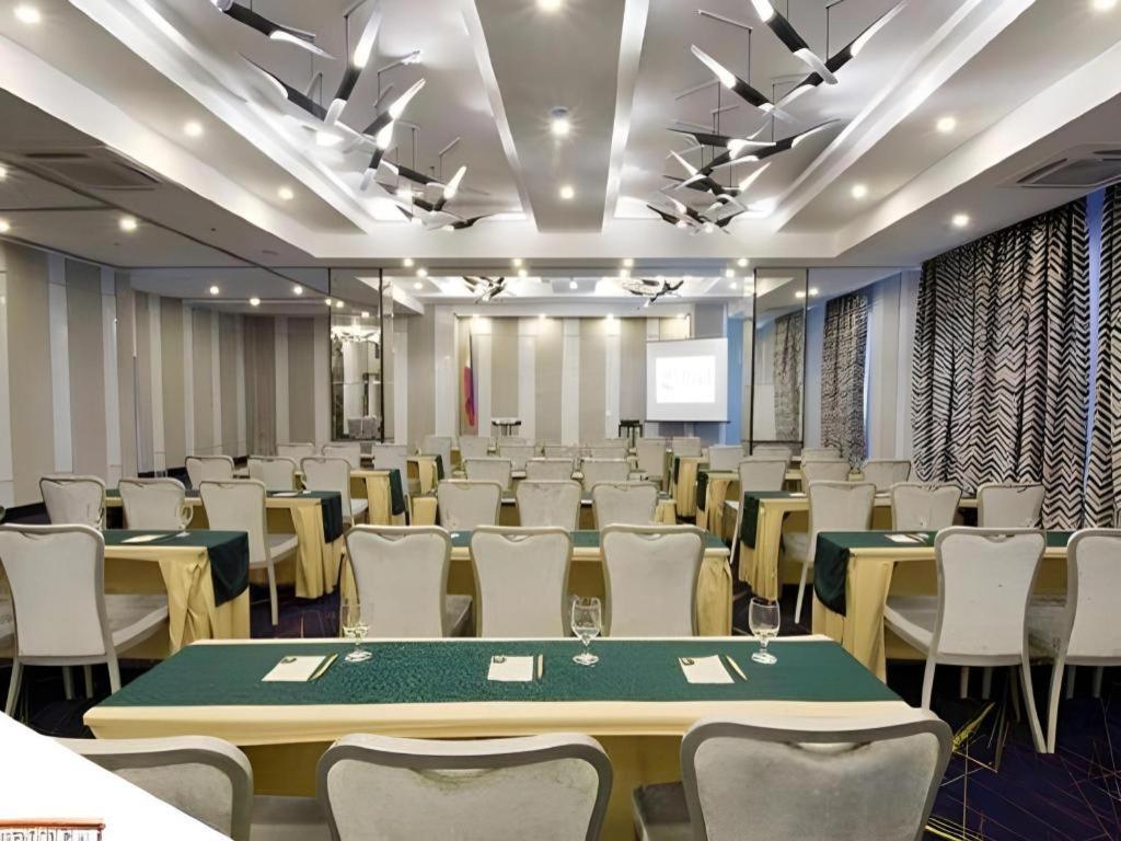 Hive Hotel Quezon City Exterior foto