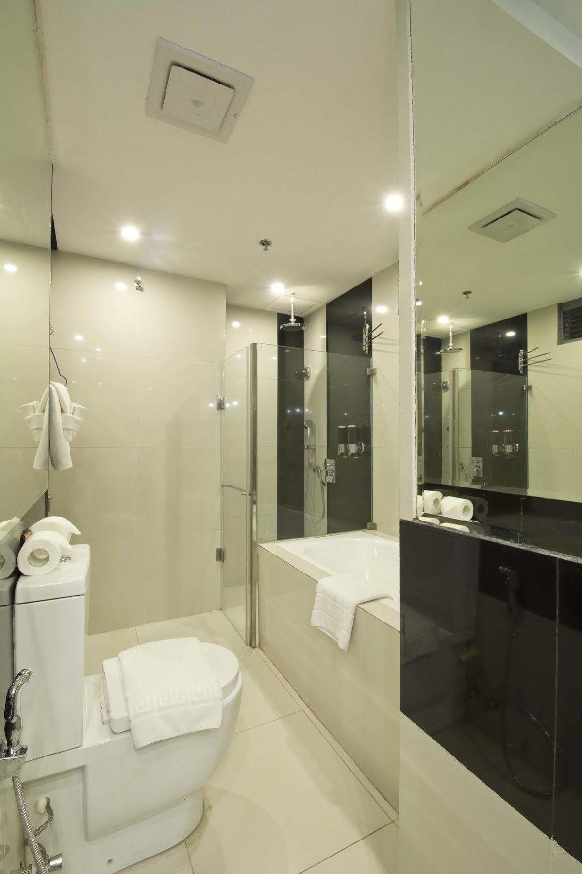 Hive Hotel Quezon City Exterior foto