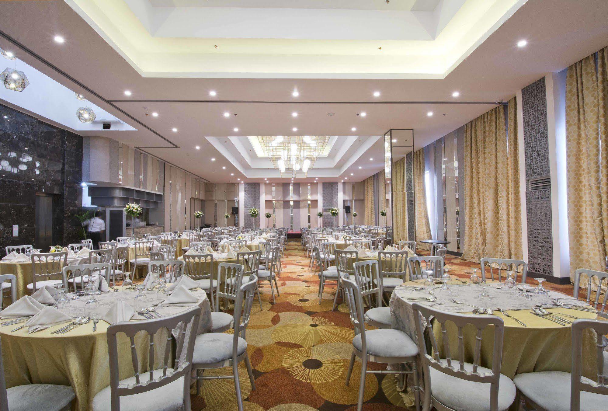 Hive Hotel Quezon City Exterior foto